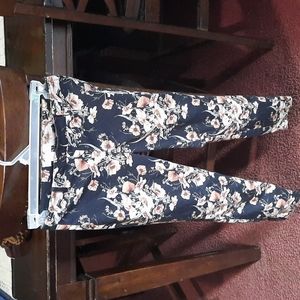 vintage style Black floral print pants, side zipper. Stretchy material size 6